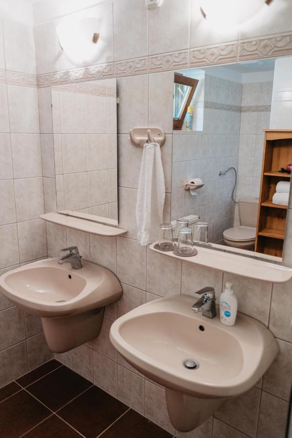 Hemina Vendeghaz Hotel Tata Buitenkant foto