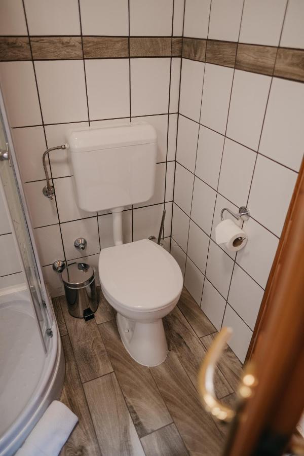 Hemina Vendeghaz Hotel Tata Buitenkant foto