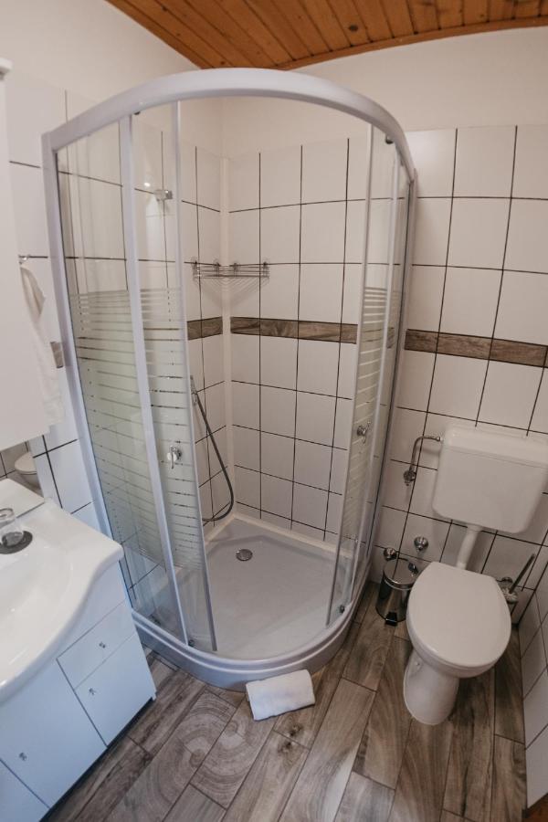 Hemina Vendeghaz Hotel Tata Buitenkant foto