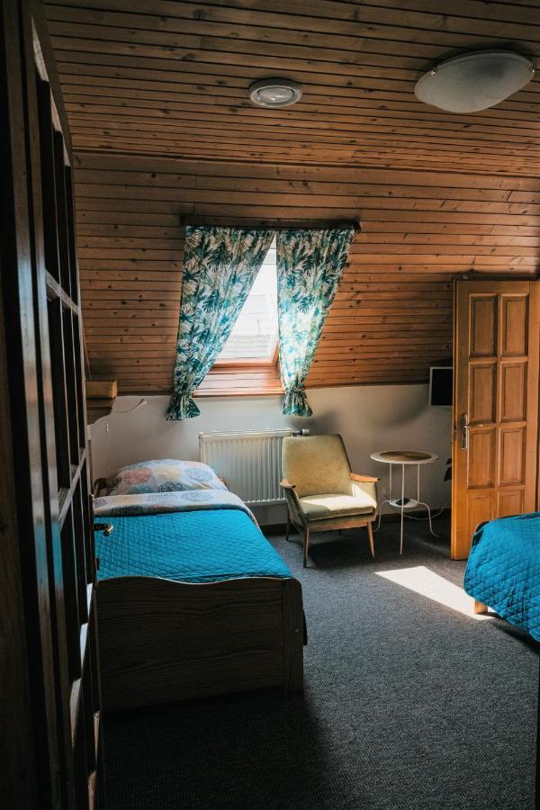 Hemina Vendeghaz Hotel Tata Buitenkant foto